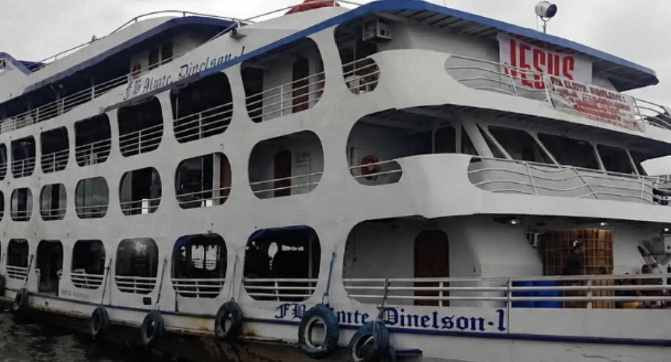 Redemoinho durante temporal causa pânico e encalha embarcação