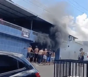 Vídeo mostra momento de tensão durante incêndio em casa no bairro de Santo Antônio e resgate heroico