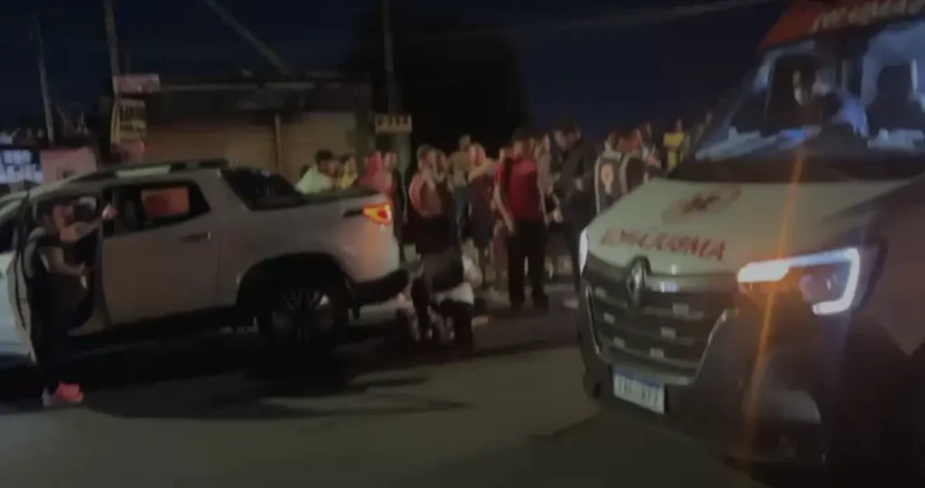 Carro desgovernado atinge quatro pessoas no bairro Educandos