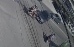 Cenas fortes: motociclista arremessada em grave acidente no Parque Dez