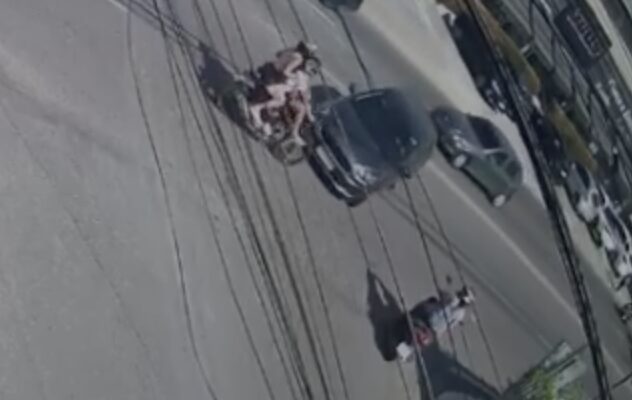 Cenas fortes: motociclista arremessada em grave acidente no Parque Dez