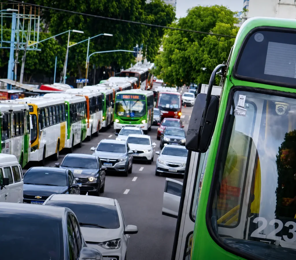 Dia de sufoco: Passageiros enfrentam caos com paralisação de ônibus em Manaus