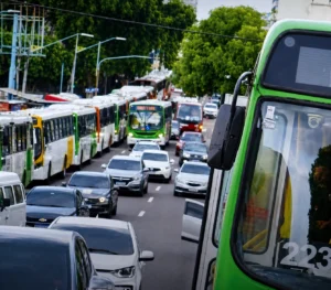 Dia de sufoco: Passageiros enfrentam caos com paralisação de ônibus em Manaus