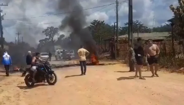 Manifestantes queimam pneus por melhorias no ramal de Iranduba