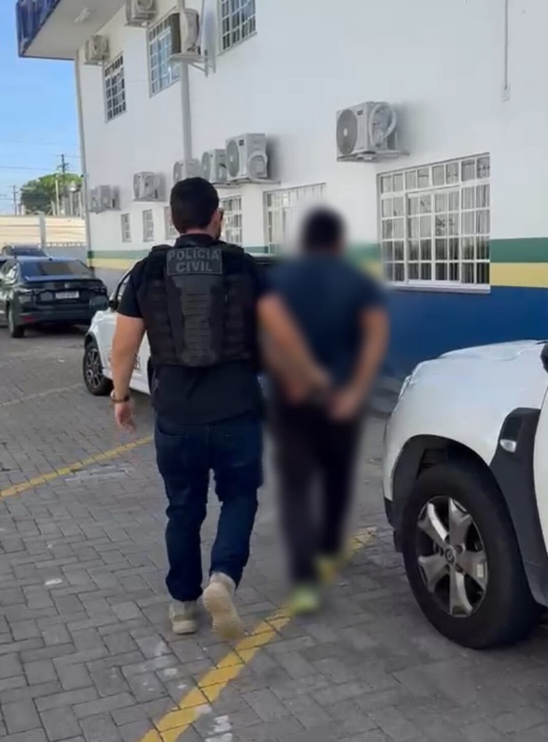 Momento que homem é preso acusado de abusos em Manaus