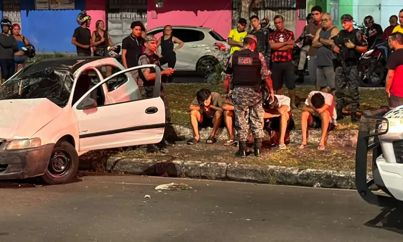 Carro com quatro menores avança sinal vermelho e causa acidente