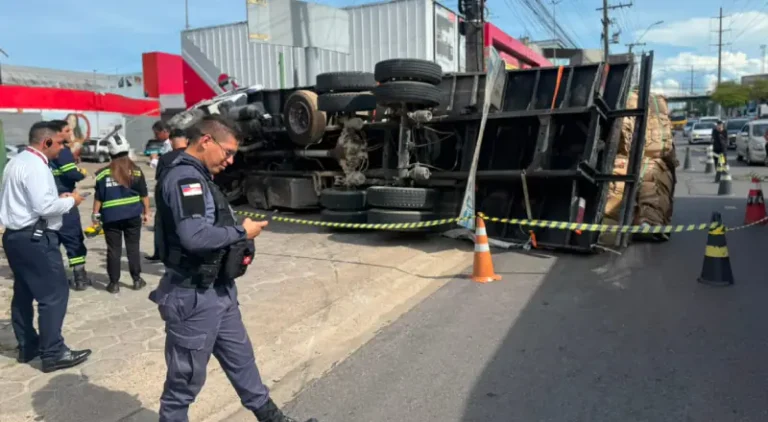 Carreta tomba na Autaz Mirim e afeta trânsito na região