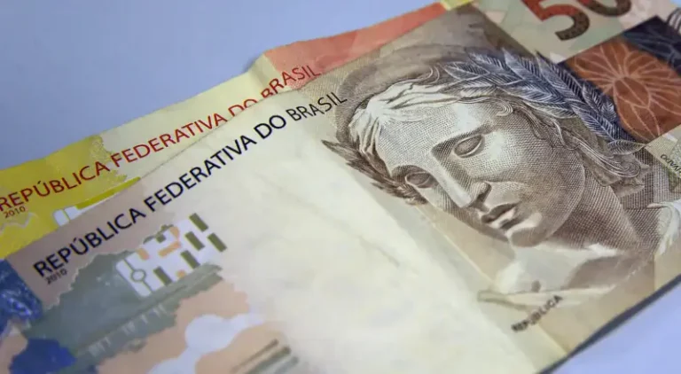 Brasileiros retiram R$ 39,3 bilhões da poupança em 2026