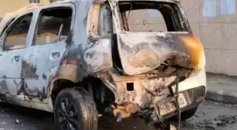 Carro de aplicativo pega fogo durante corrida no Aleixo: segurança em alerta