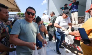 Prefeitura de Manaus distribui peixes e ajuda 3 mil pessoas