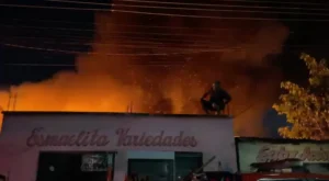 Noite de tensão: incêndio ameaça comércio na Zona Norte de Manaus