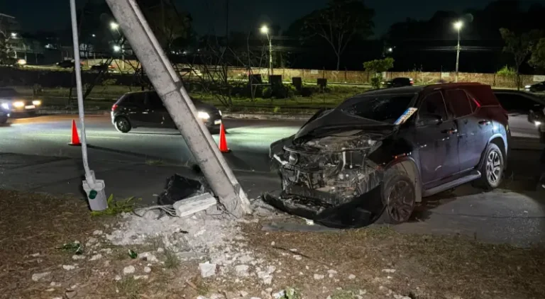 Acidente feio: dono de frigorífico perde controle e causa destruição