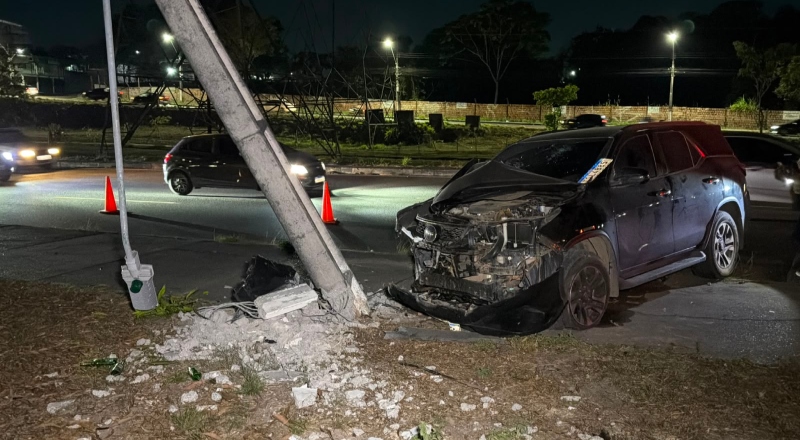 Acidente feio: dono de frigorífico perde controle e causa destruição