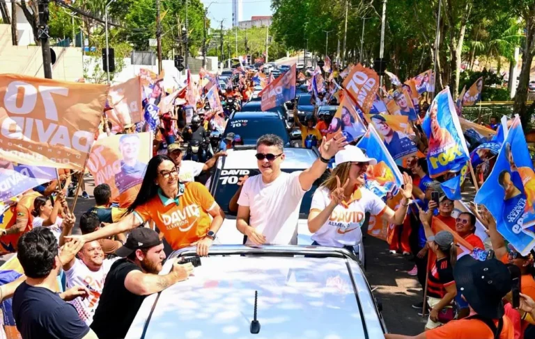 Em grande carreata, David recebe manifestações de apoio da população de Manaus