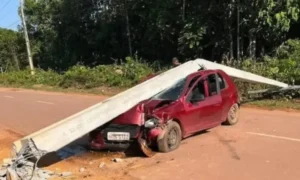 Motorista bêbado derruba poste e causa danos em Presidente Figueiredo