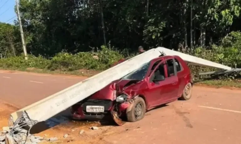 Motorista bêbado derruba poste e causa danos em Presidente Figueiredo