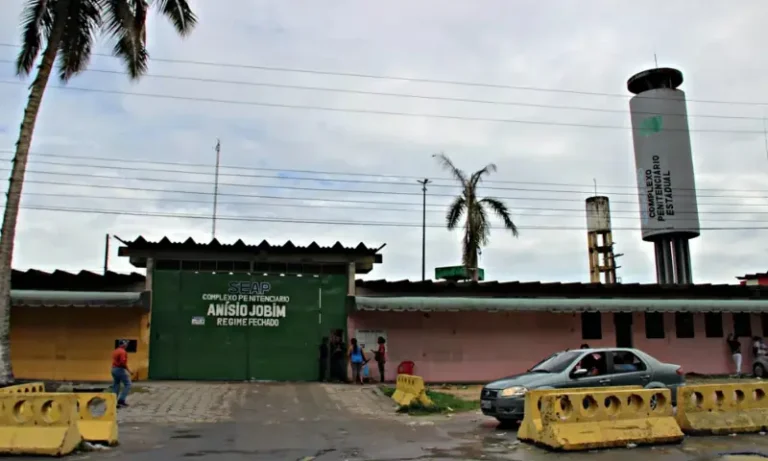 Detentos fazem rebelião no Compaj e tomam reféns policiais