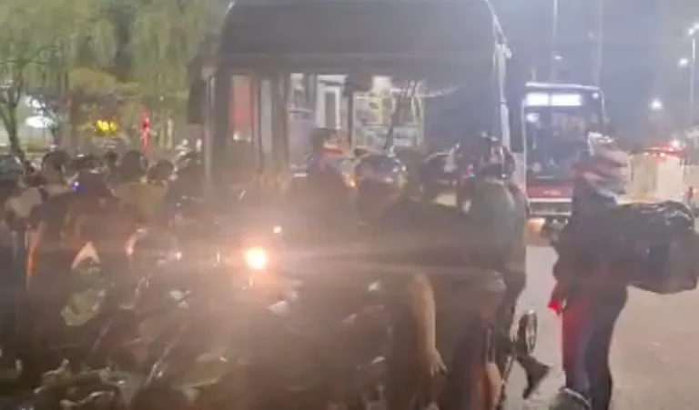 Motociclista fica preso debaixo de ônibus após grave acidente em Manaus
