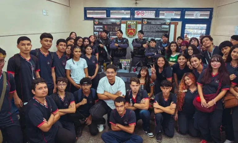 Força Tática realiza exposição de equipamentos para estudantes