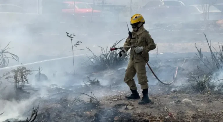 Incêndio de grandes proporções assusta moradores em Manaus