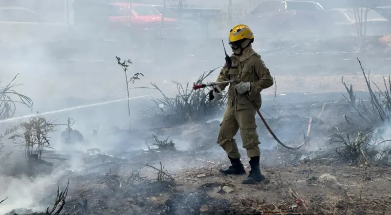 Incêndio de grandes proporções assusta moradores em Manaus