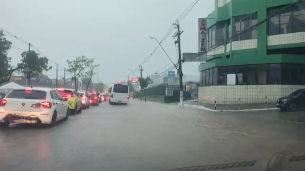 Agora! Chuva intensa alaga Djalma Batista e complica trânsito