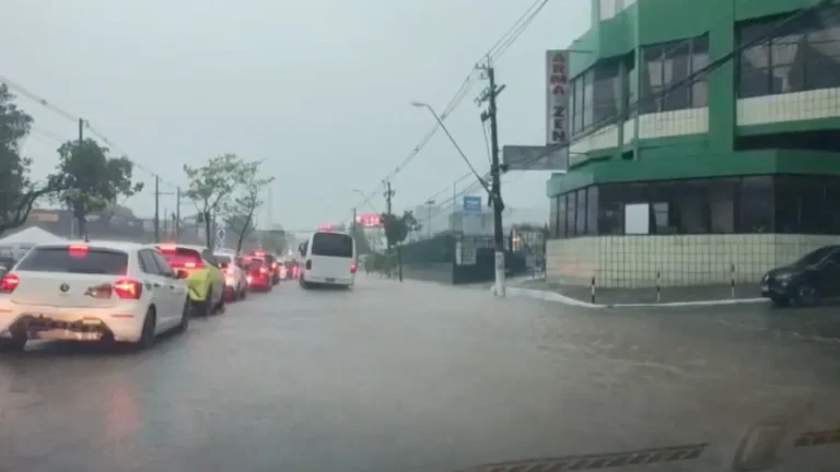 Agora! Chuva intensa alaga Djalma Batista e complica trânsito