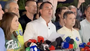 Após polêmica decisão de Zanin, Flávio Bolsonaro vai à Justiça