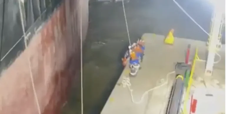 Desespero: ferry-boat afunda e passageiros lutam por vidas
