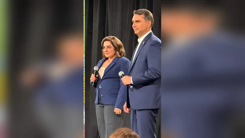 Maria do Carmo discursa ao lado de Flávio Bolsonaro